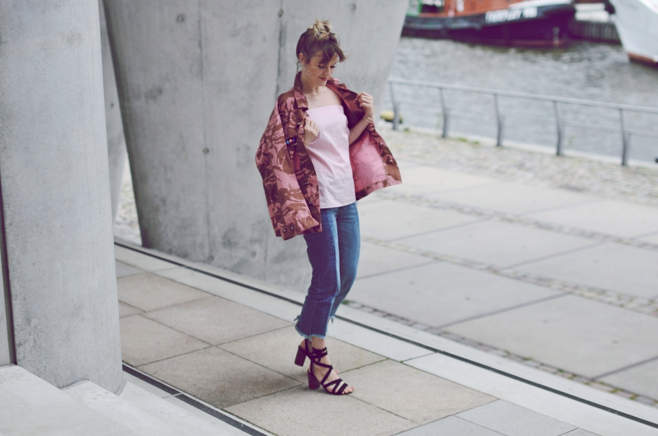 pink camouflage jacket, large pattern, calf length jeans, black sandals