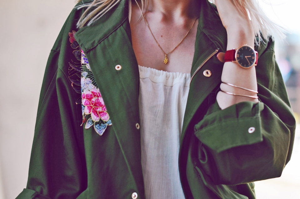 hashtag Halskette, grüne Jacke, Blumen Aufnäher, weißes Top