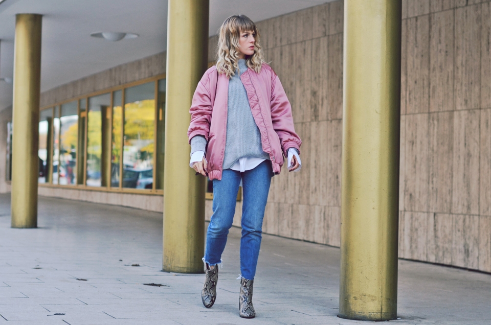 pink bomberjacket, grey pullover, jeans, boots, animalprint