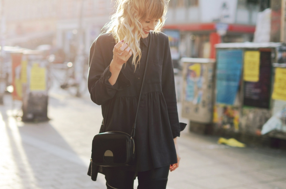 bikerlook, black blouse, black handbag