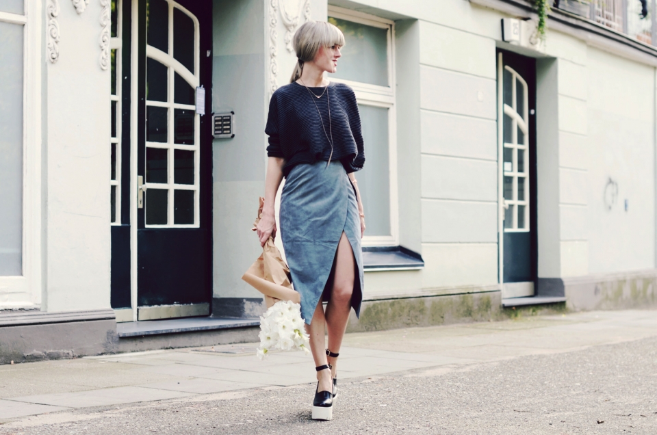 blue skirt, oversize pullover, high heels