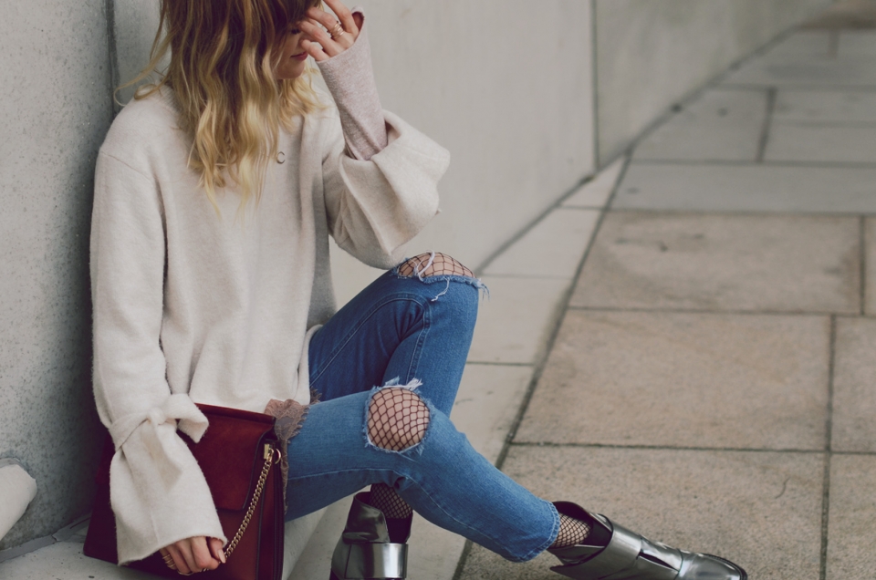 wollpullover, strickpullover, chloe, faye,rote handtasche, bag, highwaist, jeans, silver shoes, boots