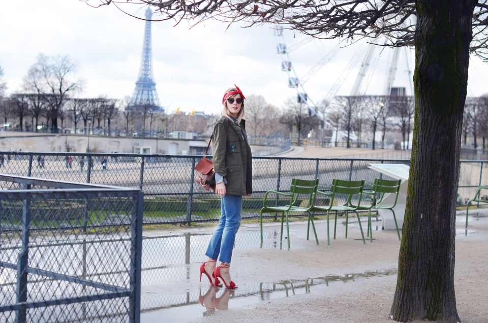 Paris, Eiffelturm, rote High Heels, Parka, Sonnenbrille