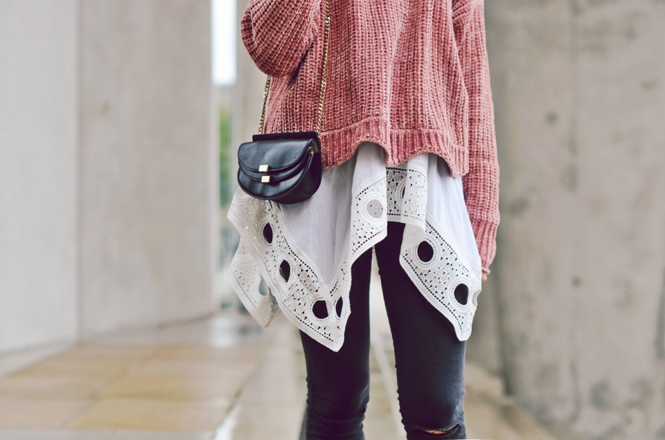 knitted sweater, white shirt, lace details, black handbag, black jeans
