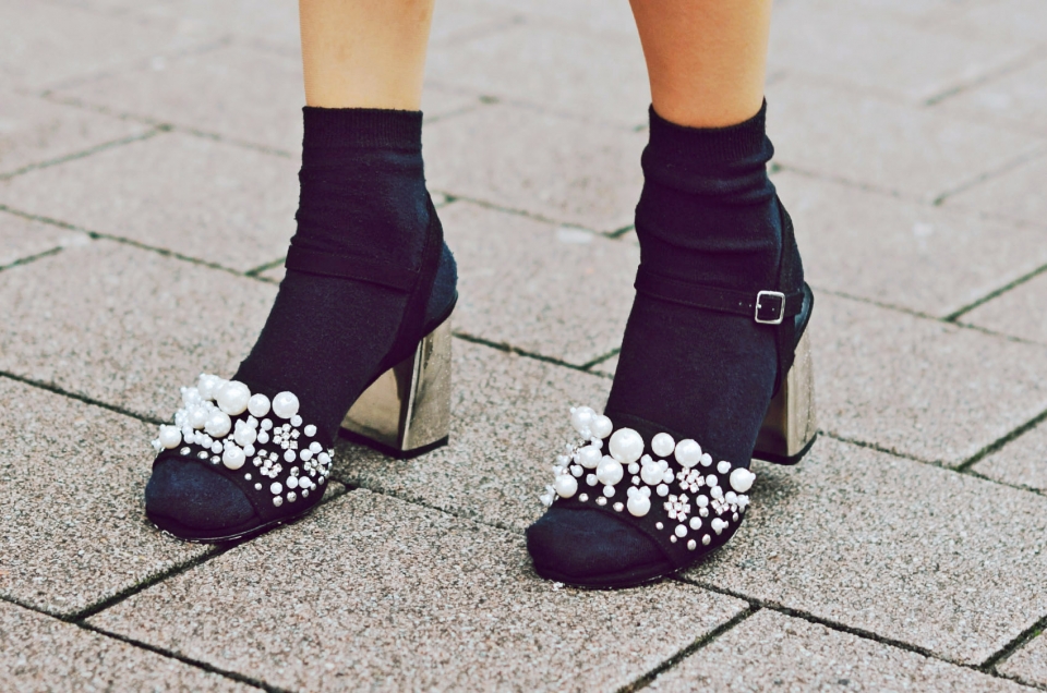 pearl pumps, sandalettes, black socks