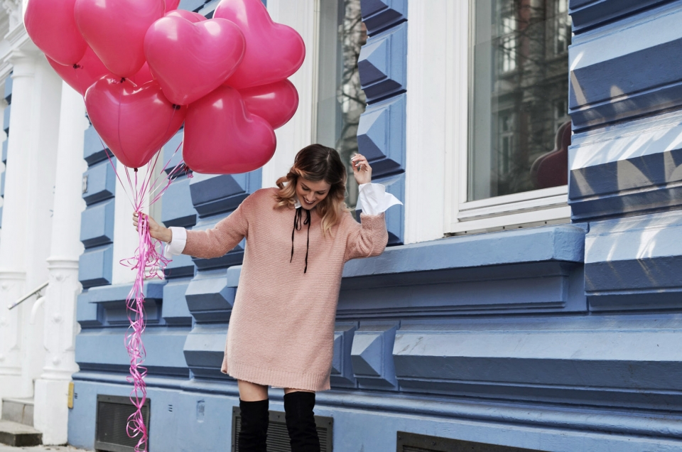pink sweater, longe blouse, overknee heels, pink balloons